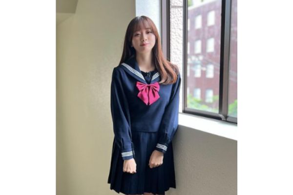 学生服姿の森香澄さん